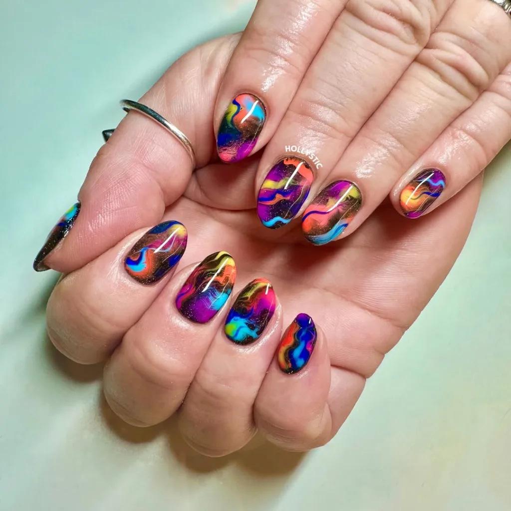 Short Oval Swirl Summer Nails