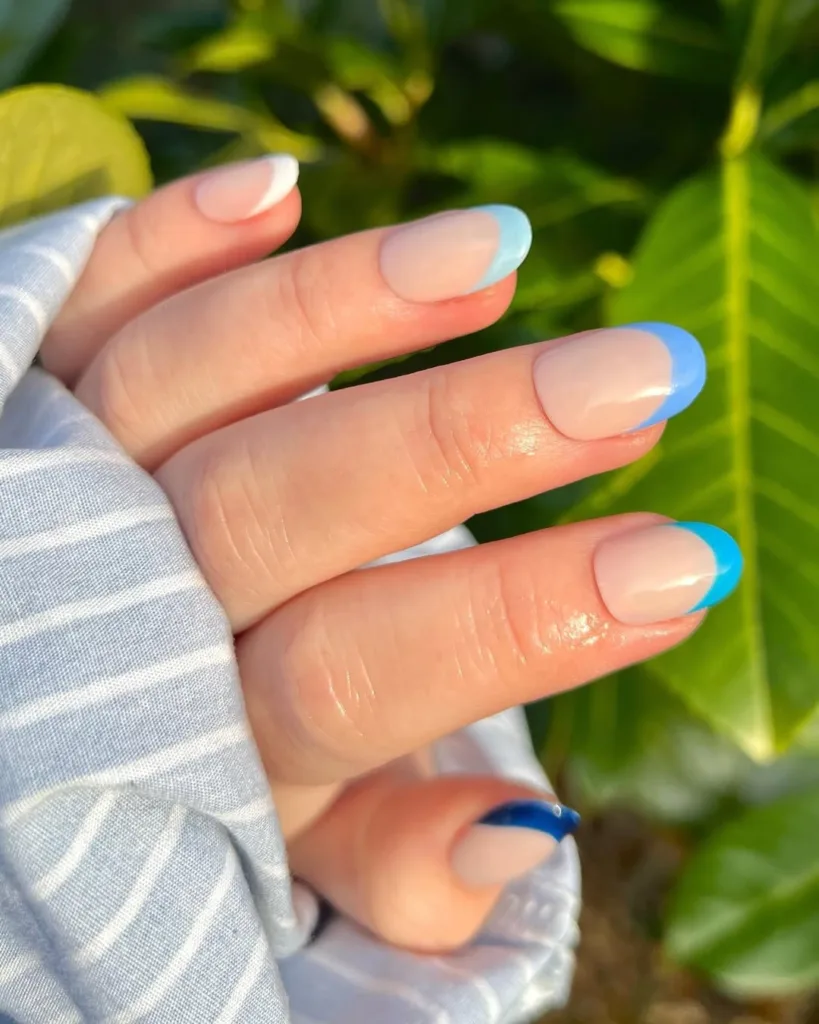 Short Round Gradient Blue French Tip Nails